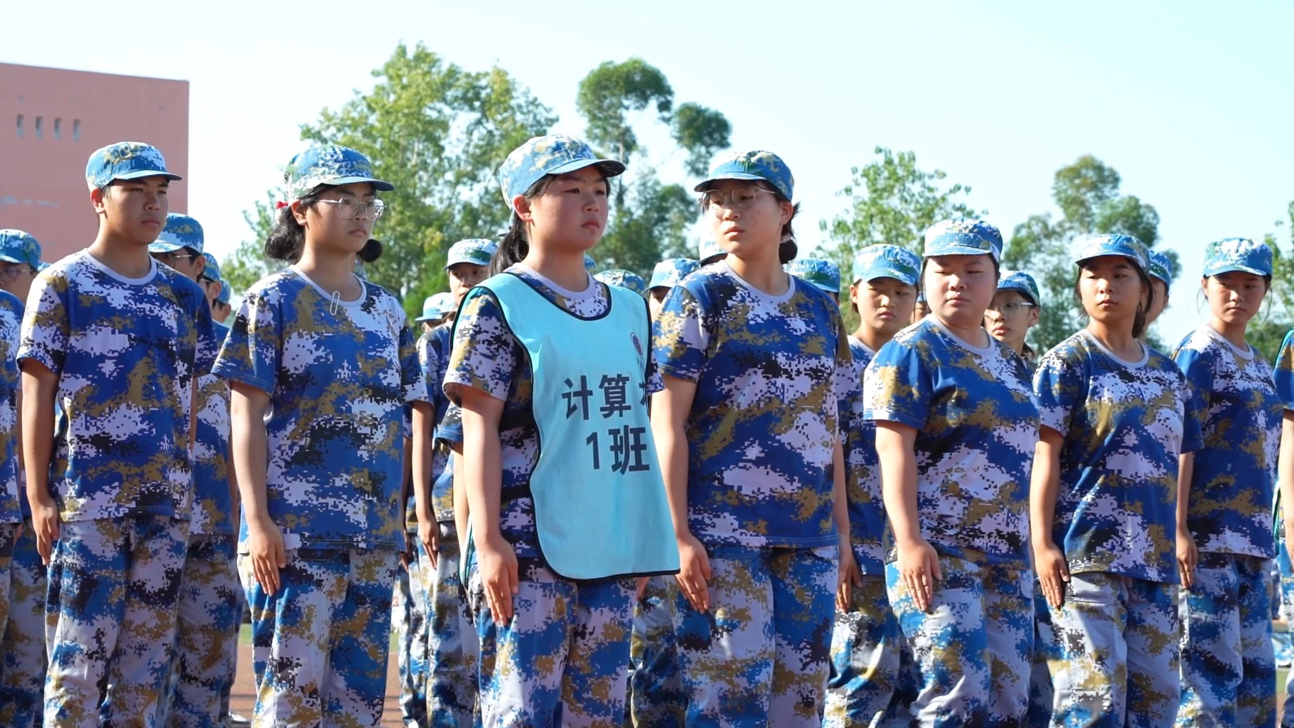 瀘縣建校舉行2024年新生軍訓(xùn)會(huì)操表演暨總結(jié)表?yè)P(yáng)大會(huì)