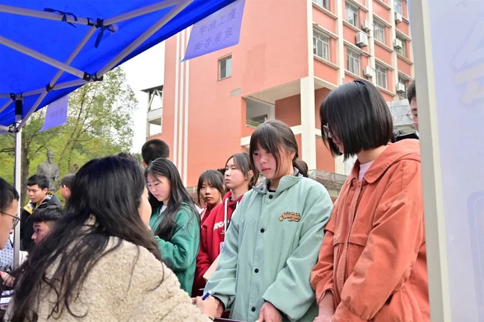 【資助育人】瀘縣建校舉行2024年春期勤工助學(xué)現(xiàn)場(chǎng)招聘會(huì)