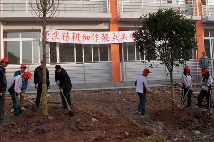 師生精耕細作 裝點美麗建校