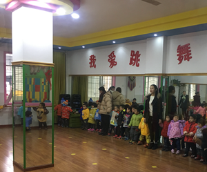 瀘縣建筑職業(yè)中專學(xué)校組織學(xué)前教育專業(yè)學(xué)生到幼兒園觀摩見習(xí)