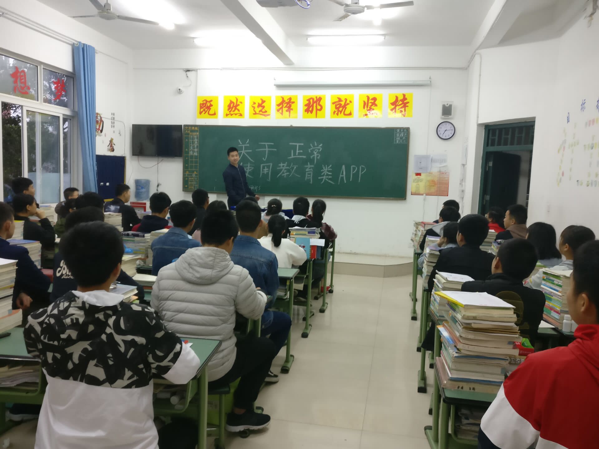 瀘縣建校全面開(kāi)展教育類移動(dòng)應(yīng)用程序?qū)ｍ?xiàng)整治