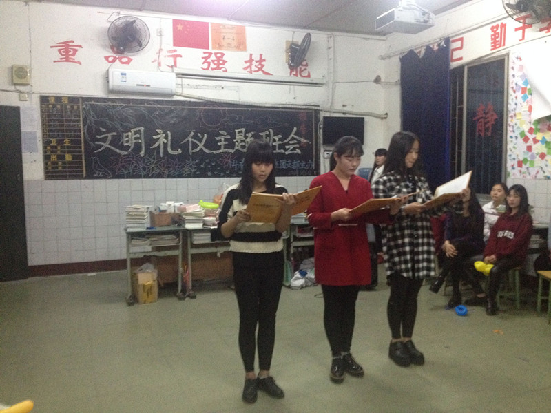 校團(tuán)委深入各班檢查第一學(xué)月主題班會