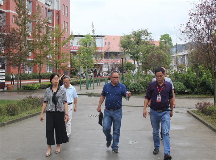 瀘縣教育局副局長張?zhí)旎⒁恍械綖o縣建校檢查開學工作