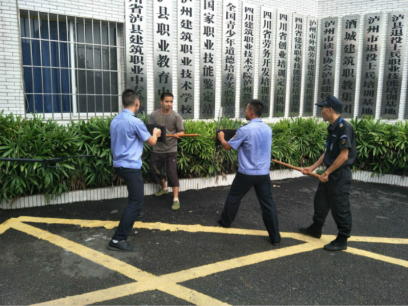 瀘縣建筑職業(yè)中專學校開展校園反恐防暴戰(zhàn)術訓練