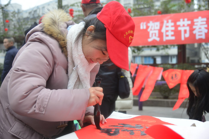 瀘縣建校賀佳節(jié)春聯(lián)剪紙送萬家