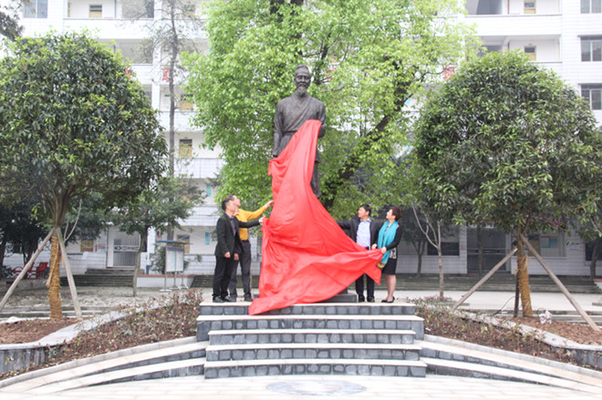 瀘縣建校魯班雕塑落成揭幕