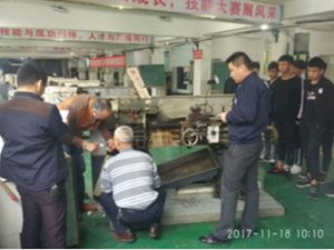 長征技工到校檢修機床  機械專業(yè)師生觀摩實踐
